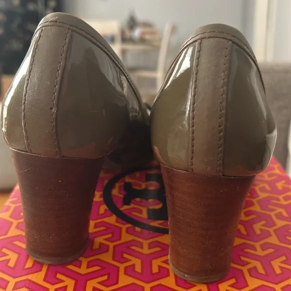 Tory Burch khaki patent leather pumps with Gold Logo - Picture 2 of 2